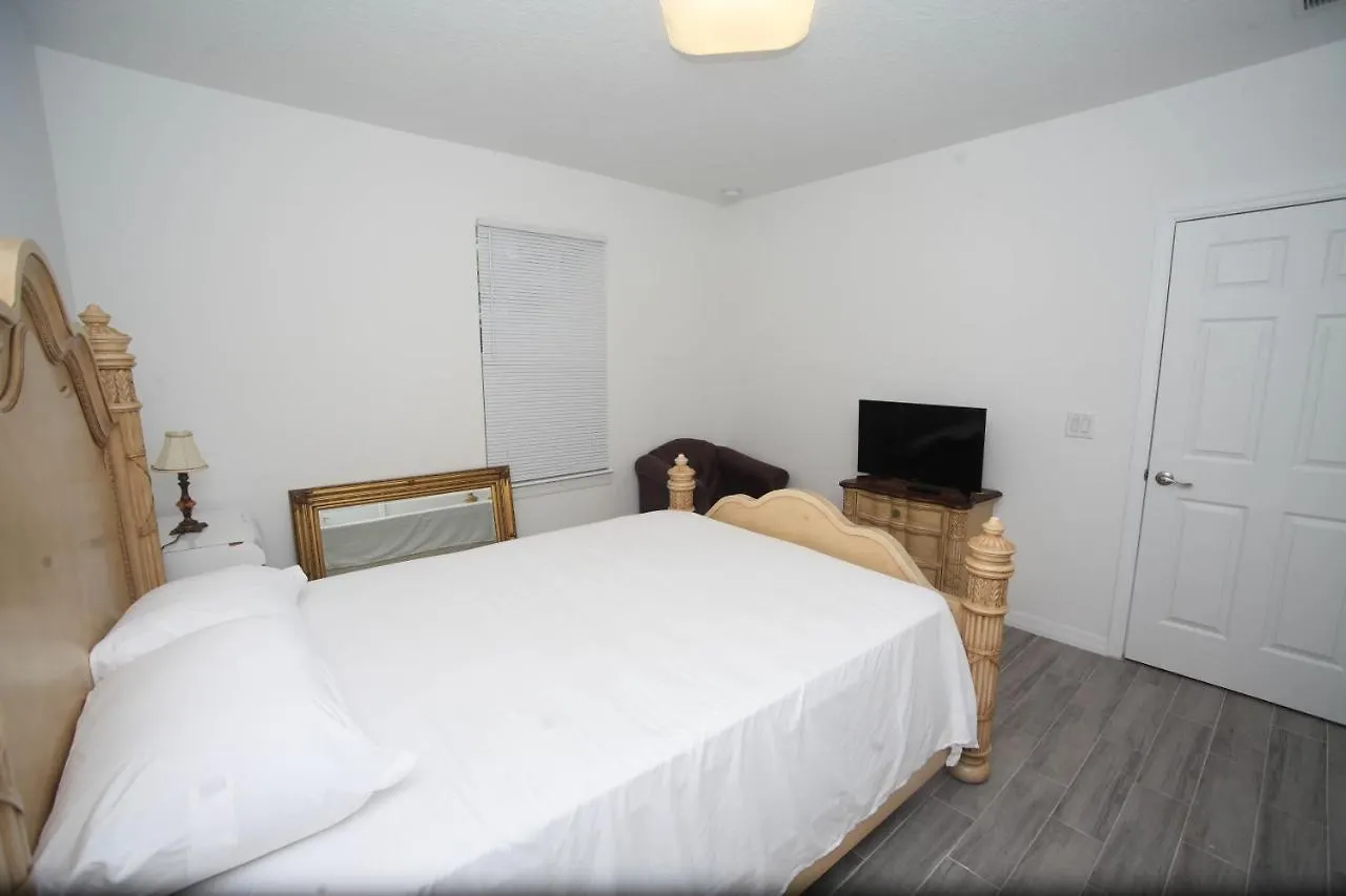 A Beautiful Queen Bedroom Orlando Guest house