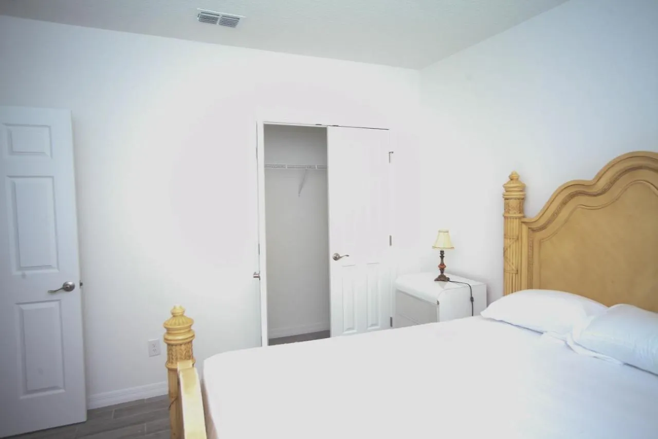 A Beautiful Queen Bedroom Orlando
