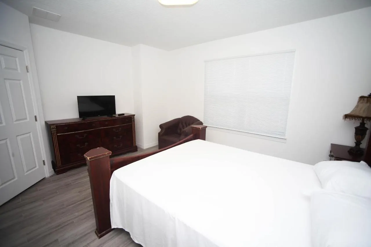 A Beautiful Queen Bedroom Orlando