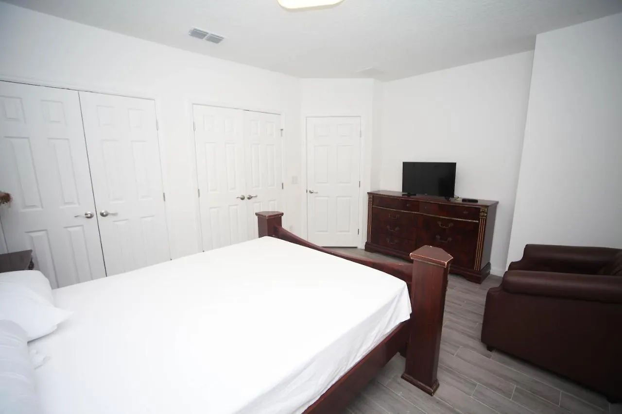A Beautiful Queen Bedroom Orlando Guest house